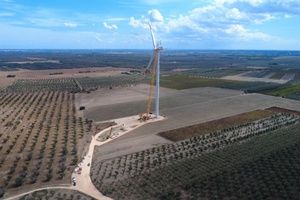 Installation of the final turbine at SSEs 17.3MW Castel Favorito and Masseria la Cattiva wind farm in Puglia Southern Italy. Picture credit Giuseppe Mappa Seti 002